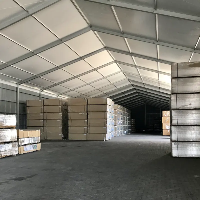 Bodega modular con mercadería almacenada