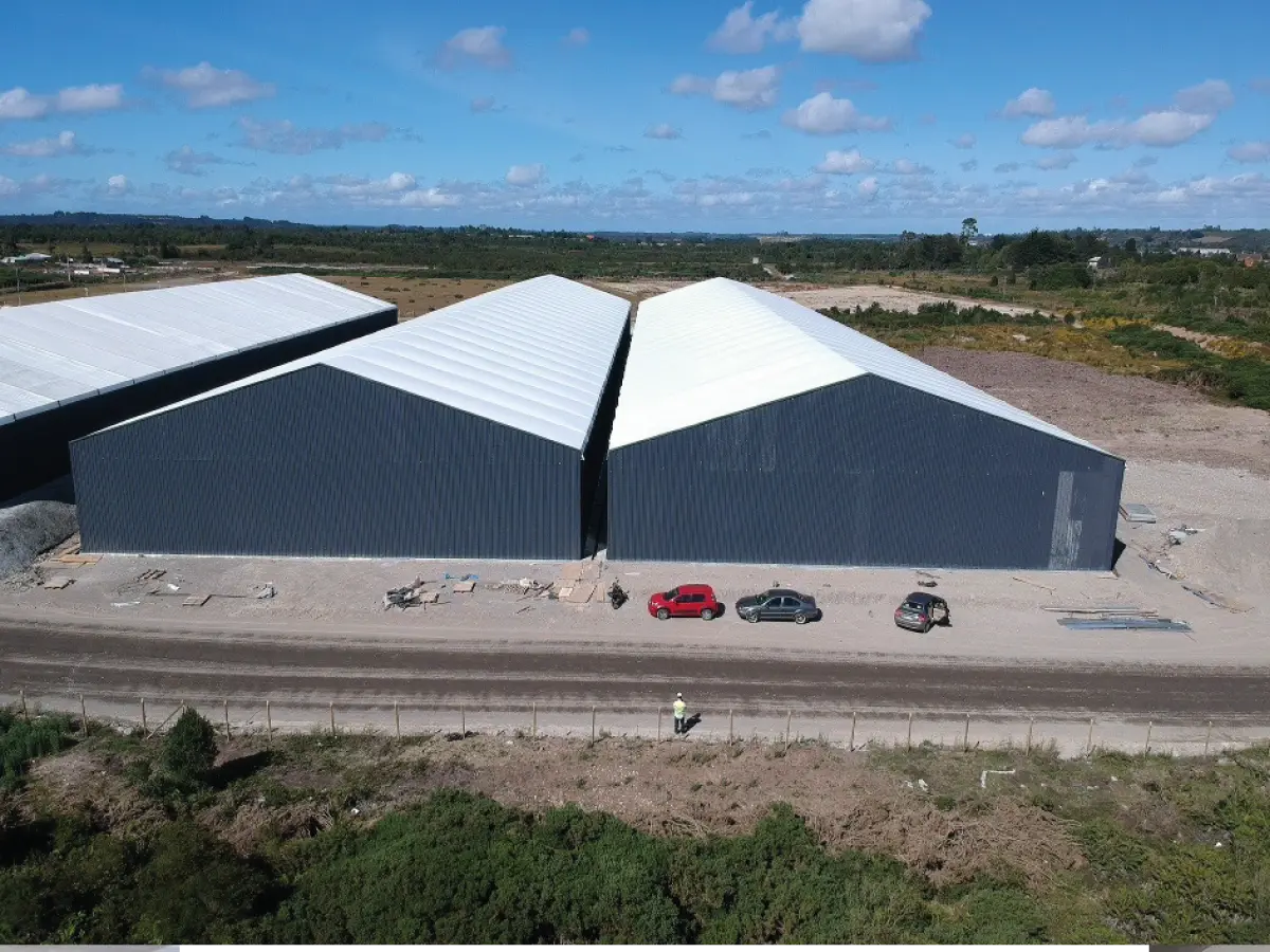 Vista aérea de dos bodegas modulares